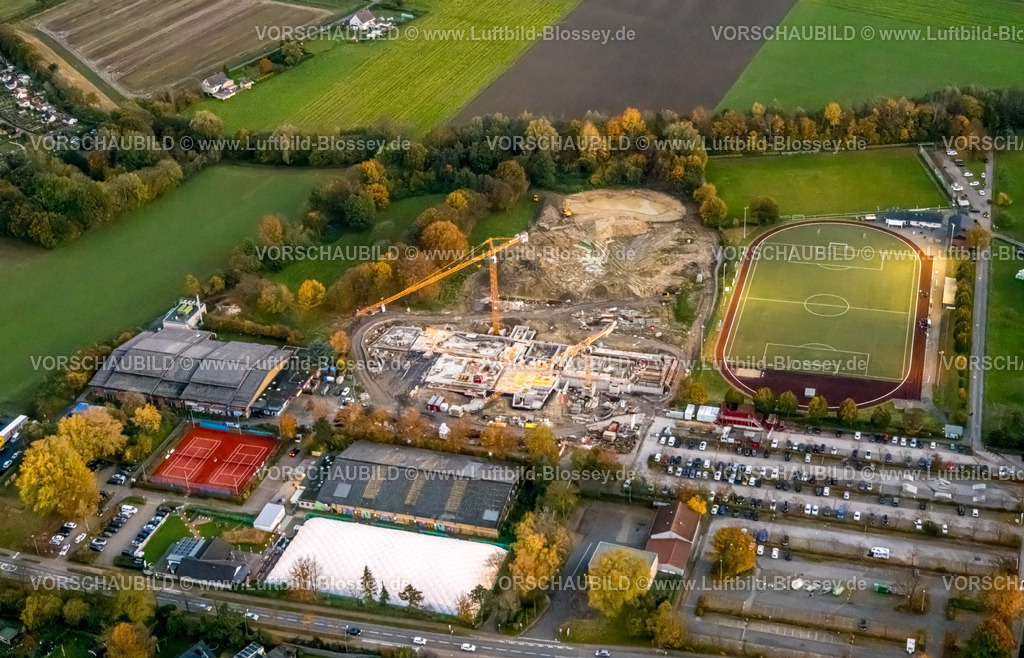 Bergkamen231103540 | Luftbild, Baustelle Neubau Hallenbad am Sportzentrum Weddinghofen, Eissporthalle, Freizeitstätte Im Häupen
Fußballstadion und Leichtathletikstadion des VfK Weddinghofen 1920 e.V., Tennisclub Bergkamen-Weddinghofen, Häupenweg, Weddinghofen, Bergkamen, Ruhrgebiet, Nordrhein-Westfalen, Deutschland