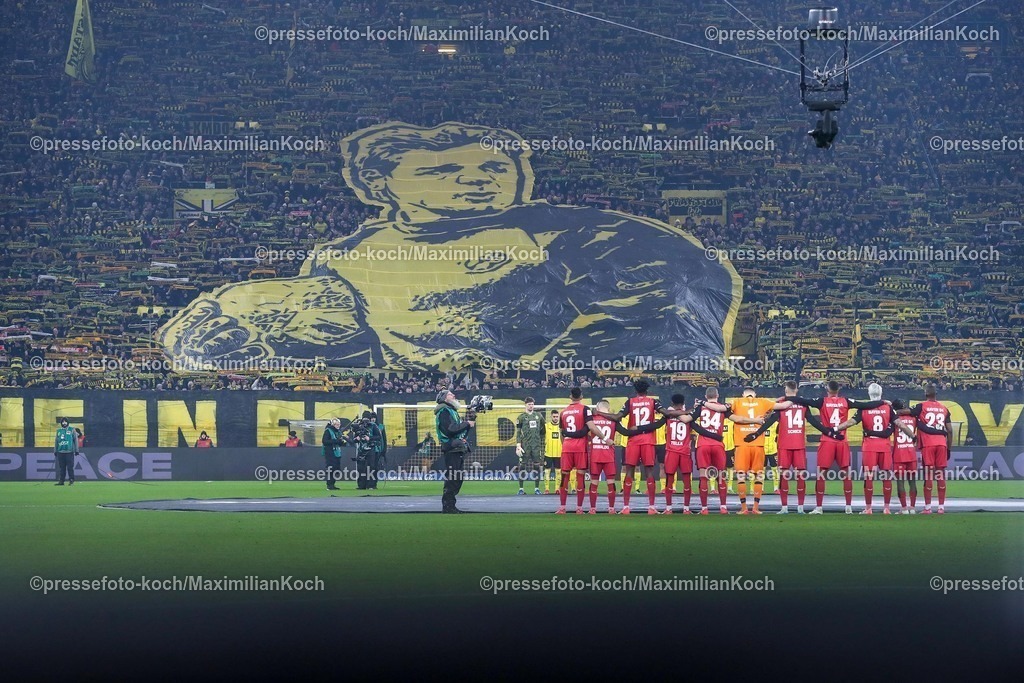 BVB10012501020 | 10.01.2025, Fußball, Borussia Dortmund - Bayer 04 Leverkusen, 1. Fußball Bundesliga, 16. Spieltag, Signal Iduna Park, Saison 2024 2025: Trauerminute vor dem Spiel Trauer um Terry Choreografie Gelbe Wand ChoreoDFB regulations prohibit any use of photographs as image sequences and or quasi-video.