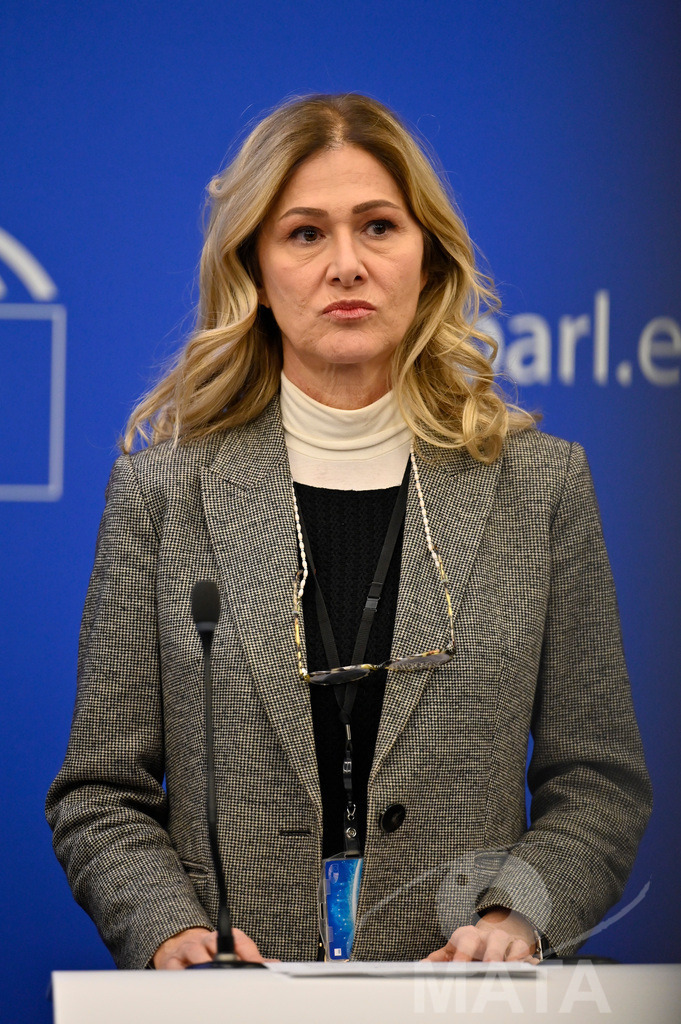 _DWI0064 | Politikerin Francesca Donato bei einer Pressekonferenz zum Thema 'Alarmierende Statistiken zu den Folgen des COVID-Lockdowns' im Europäischen Parlament. Straßburg, 18.01.2023 - Realisiert mit Pictrs.com