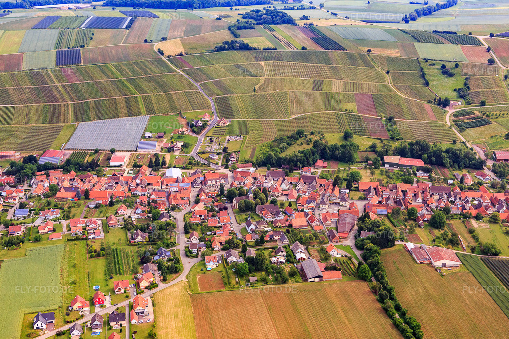 Luftbild: Ortsansicht von Süden in Steinseltz im Bundesland Bas-Rhin in Frankreich. – Foto: IMG_100737.jpg vom 05.06.2017 durch Werner Riehm/FLY-FOTO.de – Auflösung des Originals: 5472 x 3648 px