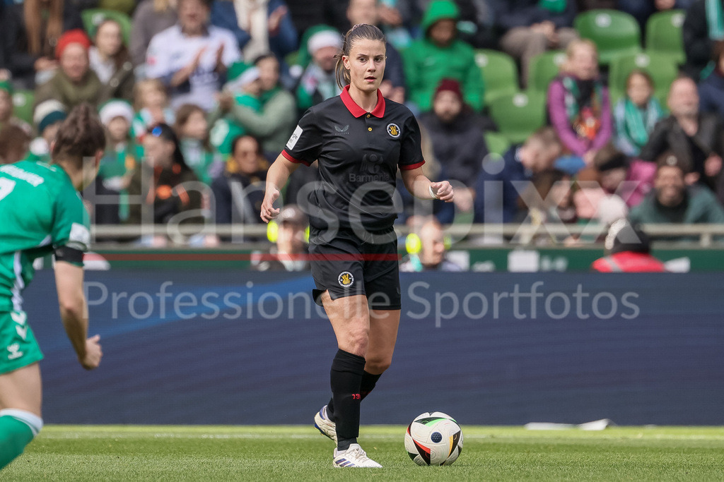 Fussball, Google Pixel Frauen-Bundesliga, SV Werder Bremen - Bayer 04 Leverkusen | v.li.: Katharina Piljic (Bayer 04 Leverkusen, 6) am Ball, Einzelbild, Ganzkörper, Aktion, Action, Spielszene, DIE DFB-RICHTLINIEN UNTERSAGEN JEGLICHE NUTZUNG VON FOTOS ALS SEQUENZBILDER UND/ODER VIDEOÄHNLICHE FOTOSTRECKEN. DFB REGULATIONS PROHIBIT ANY USE OF PHOTOGRAPHS AS IMAGE SEQUENCES AND/OR QUASI-VIDEO.