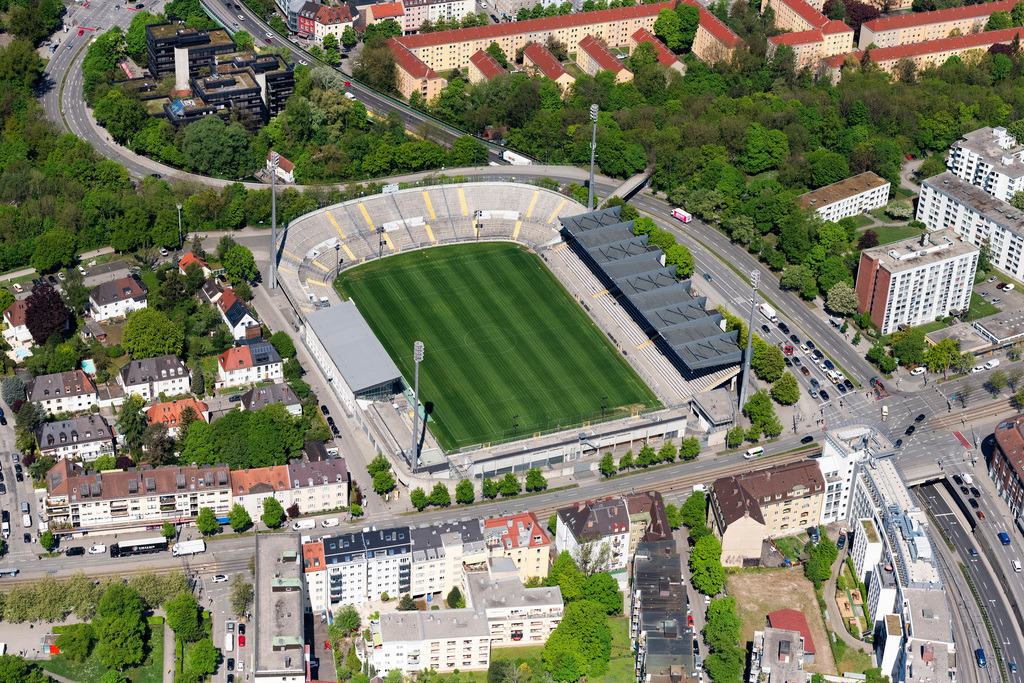 dr__0064008.jpg | MüNCHEN 29.04.2025 Fußball- Stadion des Vereins TSV 1860 ( Sechzgerstadion ) an der Grünwalder Straße im Stadtteil Giesing in München im Bundesland Bayern. // Football stadium of the football club TSV 1860 on Gruenwalder Strasse in Munich in the state Bavaria. Foto: Daniel Reiter