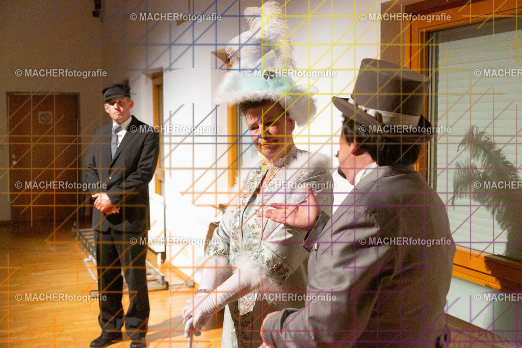 247_MFL-2025 | Portraitbilder von Regisseur; Darsteller; Techniker; Maske; Kostüme; Chor; Musiker; Bilderserie der Generalprobe und der Premierenvorstellung, Szenenbilder; Ausdrucksstudien; Bühnenüberblick; Bühnenkulissen; Pressefotos inkl. Redaktionsfoto Darstellergruppe.