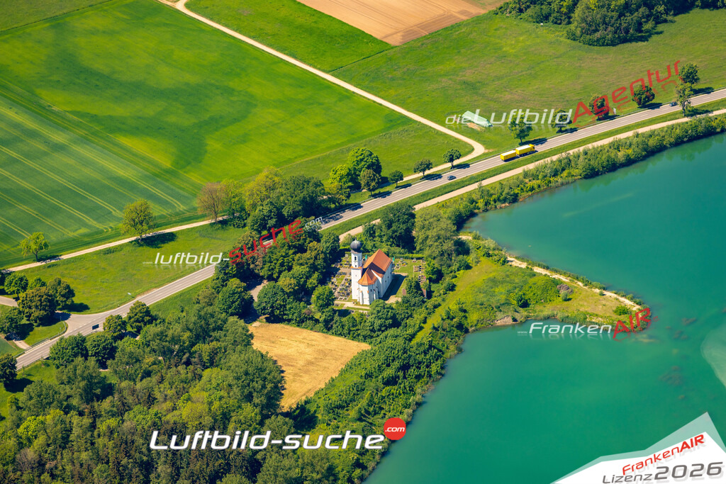 Das Luftbild zeigt : Friedhofskirche St_Martin Mötzing - Die Luftaufnahme wurde 2024 vom UL-Flugzeug aus erstellt ( keine Drohne ) - Hochauflösende Luftaufnahme - Für grossformatige Ausdrucke geeignet. Die Geschenkidee !Mit Lizenz und Bildrechte bestellbar