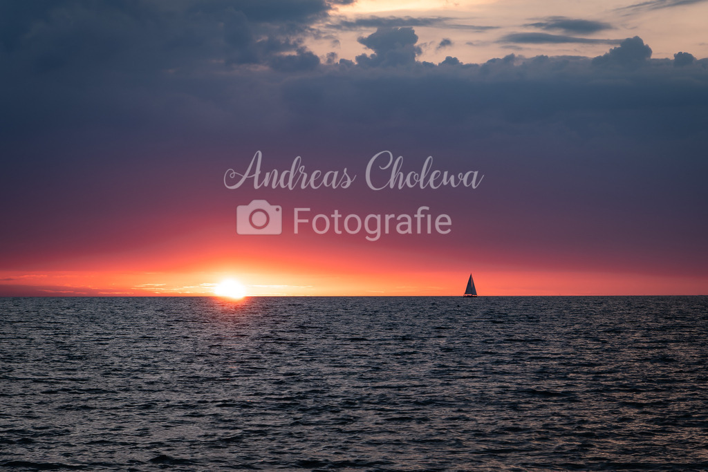 Segelboot im Sonnenuntergang | Segelboot trifft Sonnenuntergang.  - Realisiert mit Pictrs.com