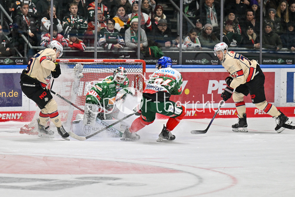 Augsburger Panther - Nürnberg Ice Tigers | in letzter sekunde kann Strauss MANN (Augsburger Panther #38) vor eugen ALANOV (Nuernberg Ice Tigers 29) klaeren ( DEL: Augsburger Panther - Nuernberg Ice Tigers, Curt Frenzel Stadion am 06.12.2024