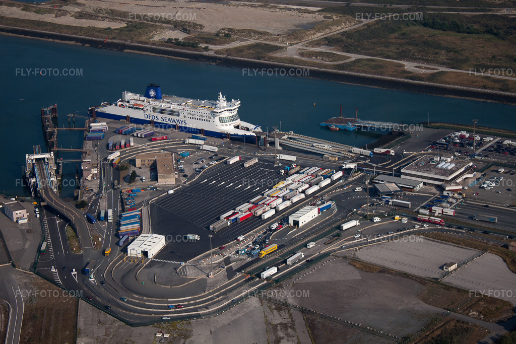 Aerial view: Ferry in port at Loon-Plage in Loon-Plage in the state North, France. – Photo: IMG_58984.jpg taken on 07/22/2013 by Werner Riehm/FLY-FOTO.com – Resolution of the original: 4752 x 3168 px