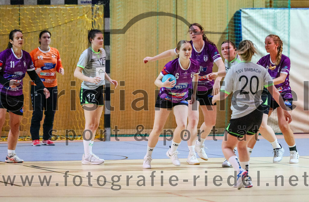 2023-11-11_064_SpVgg_Altenerding_gegen_TSV_Simbach_II | Erding, Deutschland, 11.11.2023:
Handball, Bezirksliga Frauen Altbayern 2023 / 2024, 5. Spieltag, SpVgg Altenerding II gegen TSV Simbach II, Endergebnis: 31:28

Ilona Luger (TSV Simbach, #12), Marlene Mittermeier (SpVgg Altenerding, #6), Selina Katzhuber (TSV Simbach, #20)

Foto: Christian Riedel / fotografie-riedel.net