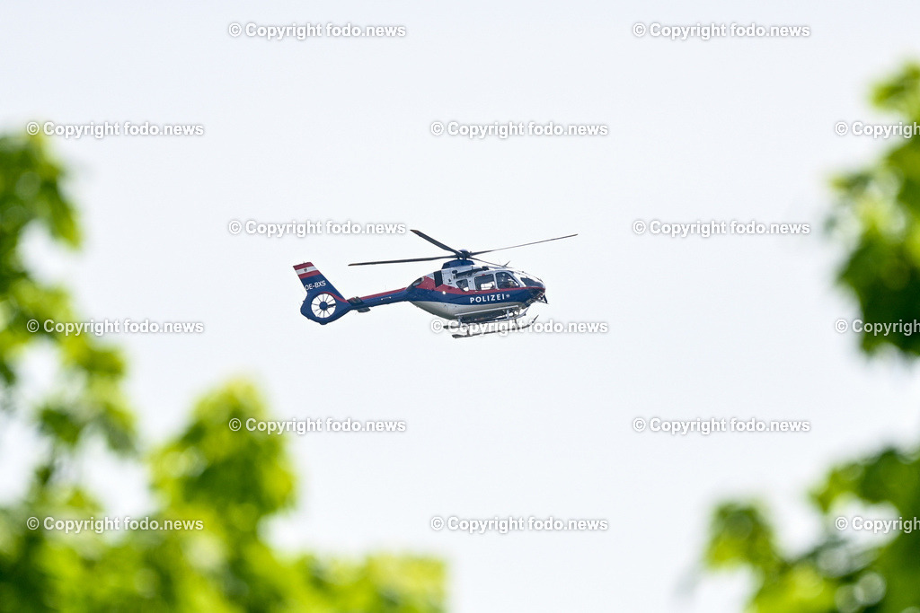 Polizei_ 18.04.2024-10 | 18.04.2024, Oberoesterreich, AUT, Polizei, im Bild Polizei, Polizeihubschrauber, Einsatzkraefte, Libelle, Luftueberwachung, Polizisten, Polizistinnen, Beamte, Exekutive, Einsatz
