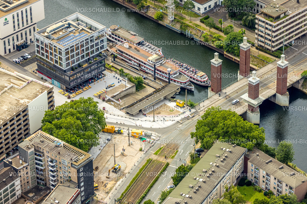 Duisburg240704988-Mitte | Luftbild, Innenhafen mit Ausflugsschiff und Touristen an der Schwanentorbrücke, Calaisplatz, Stadtmitte, Duisburg, Ruhrgebiet, Nordrhein-Westfalen, Deutschland
