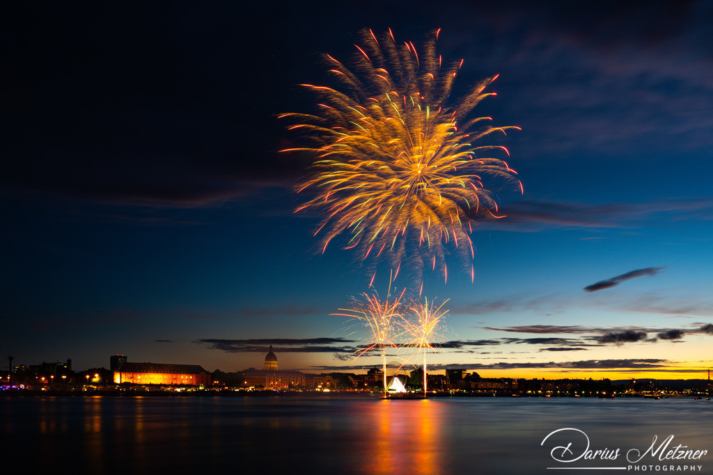 Feuerwerk über Mainz am Rhein | Seit 1968 findet die Mainzer Johannisnacht statt. Das Fest wurde zum 500. Todestages von Johannes Gutenberg ins Leben gerufen. Nachdem die Veranstaltung zweimal ausgefallen war, wurde im Jahr 2022 der Abschluss des Festes mit einem Feuerwerk gefeiert.