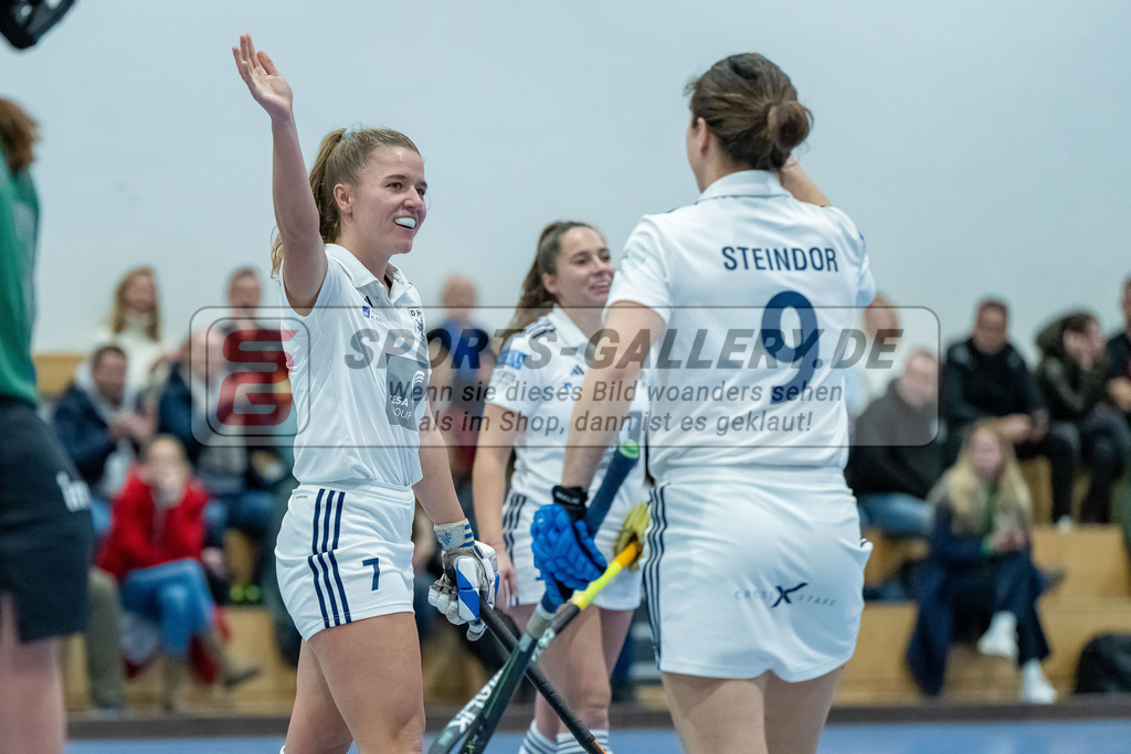 HK_20240113_107965 | 1. Bundesliga Damen Düsseldorfer HC - Club Raffelberg am 13.1.2024 DHC Halle, Düsseldorf , Mabel Brands ( Düsseldorfer HC #7 ) , Luisa Steindor ( Düsseldorfer HC #9 )