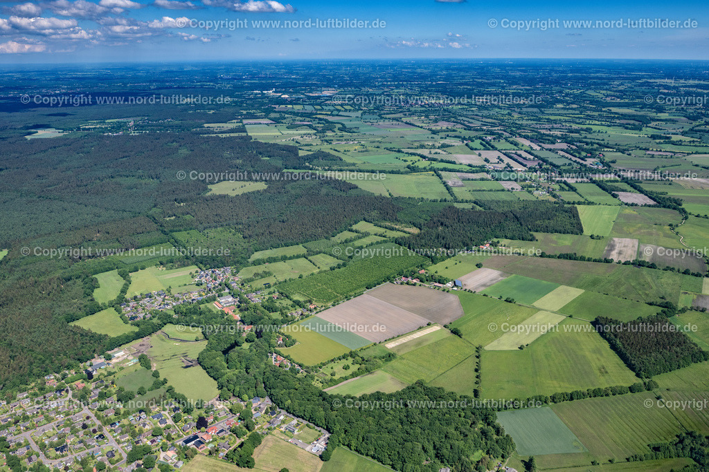 Hartenholm_ELS_8020030622 | HARTENHOLM 03.06.2022 Ortsansicht der Straßen und Häuser der Wohngebiete in Hartenholm im Bundesland Schleswig-Holstein, Deutschland. // Town View of the streets and houses of the residential areas in Hartenholm in the state Schleswig-Holstein, Germany. Foto: Martin Elsen