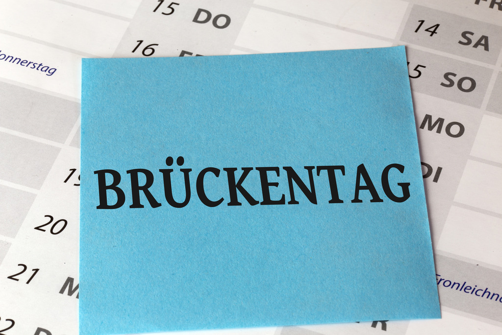 Brückentag Symbolbild | Brückentag Symbolbild: Zettel mit eingefügtem Text BRÜCKENTAG auf einem Kalender - Realisiert mit Pictrs.com
