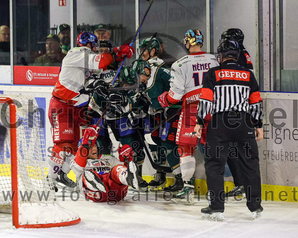 2025-11-16_143_TSV_Erding_gegen_Selber_Woelfe | Erding, Deutschland, 16.11.2025:Eishockey, Oberliga Süd 2025 / 2026, 17. Spieltag, TSV Erding gegen Selber Wölfe, Endergebnis: 3:1Richard Gelke (Selber Wölfe, #92), Maximilian Gläßl (Selber Wölfe, #59), Philipp Michl (Erding Gladiators, #77), Erik Modlmayr (Erding Gladiators, #21), Louis Trattner (Erding Gladiators, #7), Erik Nemec (Selber Wölfe, #14)Foto: Christian Riedel / fotografie-riedel.net