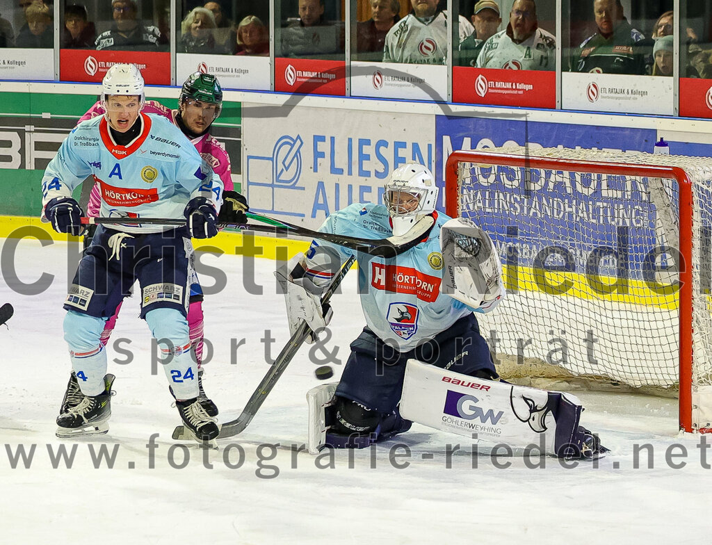 2025-10-05_153_TSV_Erding_gegen_Heilbronner_Falken | Erding, Deutschland, 05.10.2025:Eishockey, Oberliga Süd 2025 / 2026, 6. Spieltag, TSV Erding gegen Heilbronner Falken, Endergebnis: 3:1Corey Mapes (Heilbronner Falken, #24), Louis Trattner (Erding Gladiators, #7), Torwart Franz Jokinen (Heilbronner Falken, #75)Foto: Christian Riedel / fotografie-riedel.net