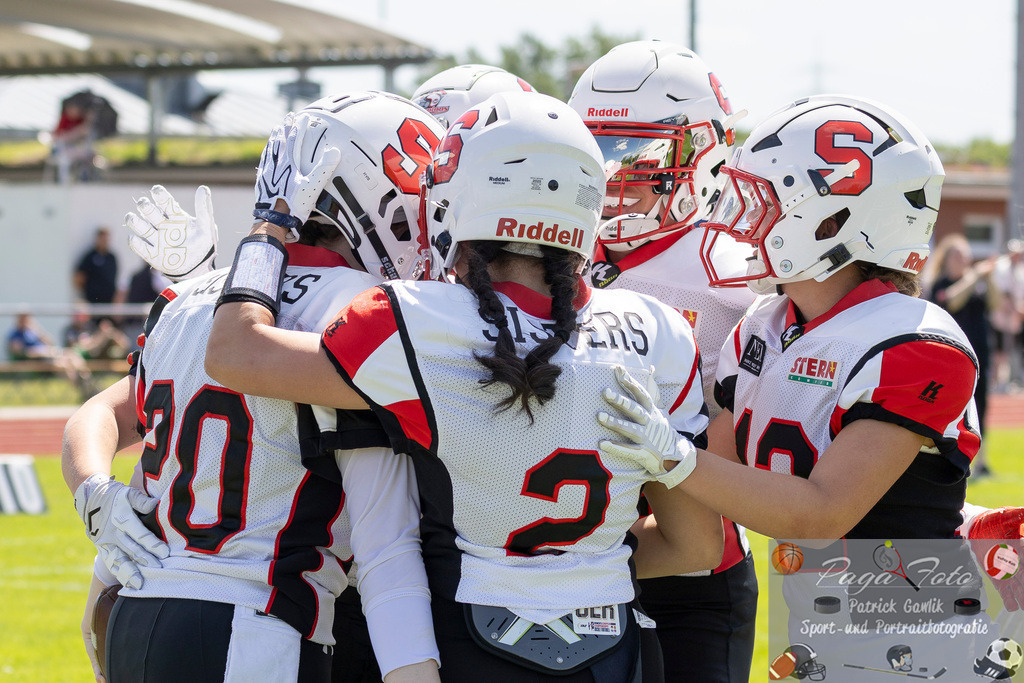GFLW 1: German Football League Women 1: Rodgau Pioneers Ladies - Stuttgart Scorpions Sisters, 07.06.2026 | Dinah Laura Naegele (Stuttgart Scorpions Sisters #20) &amp; Lamis Nada Guerrouchi (Stuttgart Scorpions Sisters #2) &amp; .s12. &amp; Franziska Schaller (Stuttgart Scorpions Sisters #89) bejuebeln / feiern einen Touchdown, Rodgau Pioneers Ladies - Stuttgart Scorpions Sisters, Rodgau, Maingau-Energie-Stadion "Am Weichsee", 7.6.2026 - Realisiert mit Pictrs.com