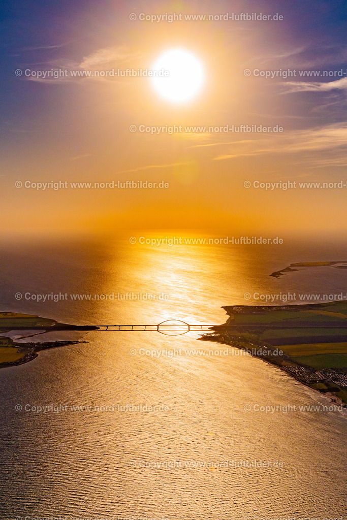Fehmarnsundbrücke_Sonnenuntergang_ELS_213050524a | FEHMARN 15.05.2024 Konstruktion der Seebrücke " Fehmarnsundbrücke " über der Wasseroberfläche des Fehmarnsund der Ostsee an der Straße E47 im Sonnenuntergang in Fehmarn auf der Insel Fehmarn im Bundesland Schleswig-Holstein, Deutschland. Weiterführende Informationen bei: Tourismus-Service Fehmarn. // Construction of the pier "Fehmarnsundbruecke" over the water surface of the Fehmarnsund of the Baltic Sea on the E47 road in Fehmarn on the island of Fehmarn in the federal state of Schleswig-Holstein, Germany. Further information at: Tourismus-Service Fehmarn. Foto: Martin Elsen