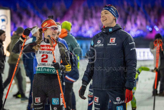 bett1.de WTC Biathlon auf Schalke, 28.12.2025 | Freude bei Janina Hettich-Walz (Team Deutschland 1) und Justus Strelow (Team Deutschland 1) bei der World Team Challenge (bett1.de WTC Biathlon auf Schalke) am 28.12.2025 in der Veltins-Arena in Gelsenkirchen (Deutschland). 