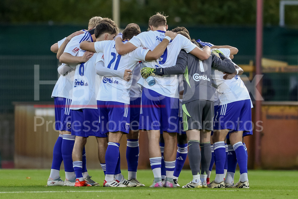 Fussball, Regionalliga Nord, SV Werder Bremen II - BSV Kickers Emden | Spieler vom BSV Kickers Emden schwören sich mit einem Mannschaftskreis ein, Teamkreis, Ansprache, Motivation