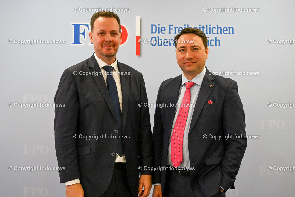 Pressekonferenz FPÖ OÖ_ Medikamentenengpässe_ Systemfehler in der Gesundheitsversorgung_ 12.04.2023-19 | 12.04.2023, Presseclub Linz, AUT, Pressekonferenz FPOoe Ooe, Medikamentenengpaesse, Systemfehler in der Gesundheitsversorgung, im Bild NAbg. Gerhard Kaniak (FP), LH-Stv. Manfred Haimbuchner (FP)