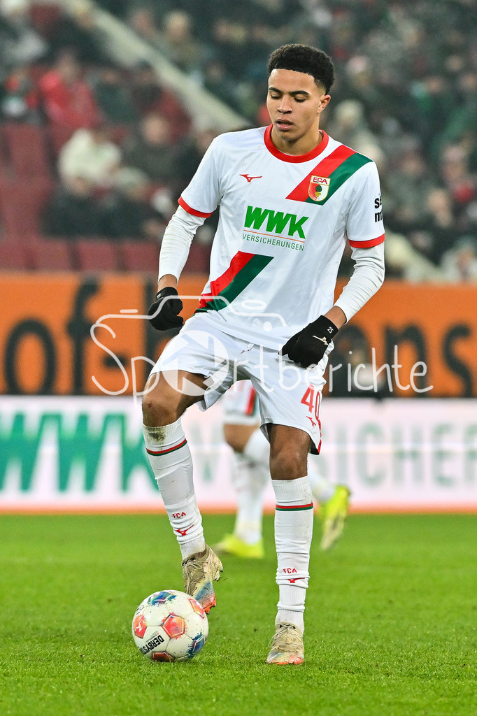 FC Augsburg - SC Freiburg | AUGSBURG, GERMANY - 18. JANUARY: am Ball Noahkai BANKS (FC Augsburg 40) / Einzelfoto / Freisteller während dem Bundesligamatch zwischen dem FC Augsburg und dem SC Freiburg am 18. Spieltag in der WWK-Arena / DFL REGULATIONS PROHIBIT ANY USE OF PHOTOGRAPHS AS IMAGE SEQUENCES AND/OR QUASI-VIDEO
