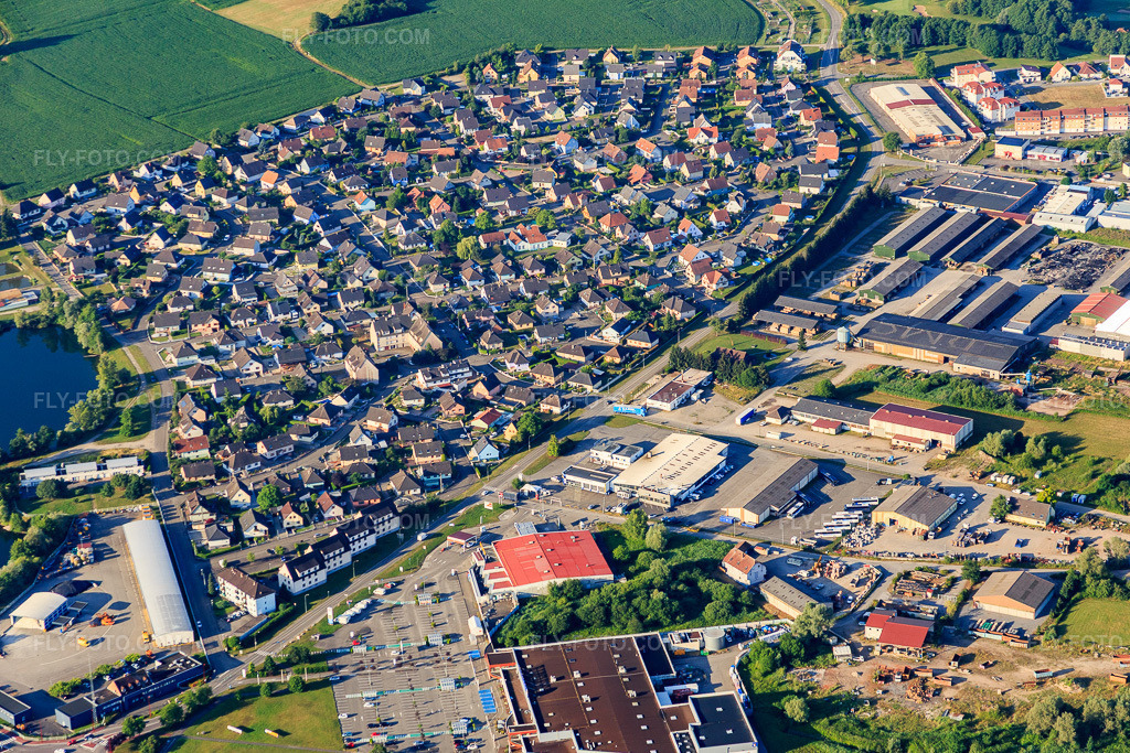 Aerial view: Residential area at the Ancienne gravière de Soufflenheim in Soufflenheim in the state Bas-Rhin, France. – Photo: IMG_082922.jpg taken on 06/26/2015 by Werner Riehm/FLY-FOTO.com – Resolution of the original: 5418 x 3612 px