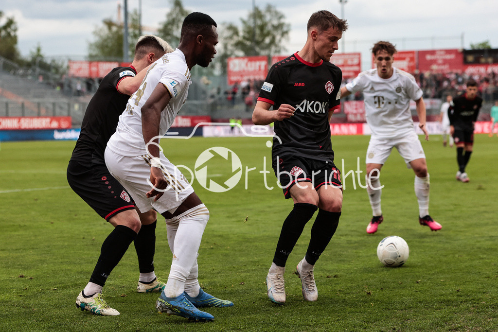 FC Würzburger Kickers - FC Bayern Amateure | Thomas HAAS (FWK #7) im Duell mit Desire SEGBE AZANKPO (FCB #34)