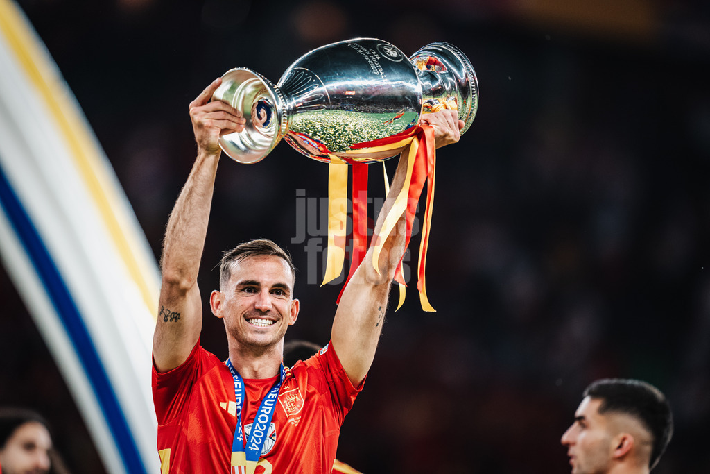 Fußball | Herren | UEFA-Fußball-Europameisterschaft 2024 | Finale | Spanien vs. England | 14.07.2024 | Fabian Ruiz (#8, Spanien) mit dem Pokal