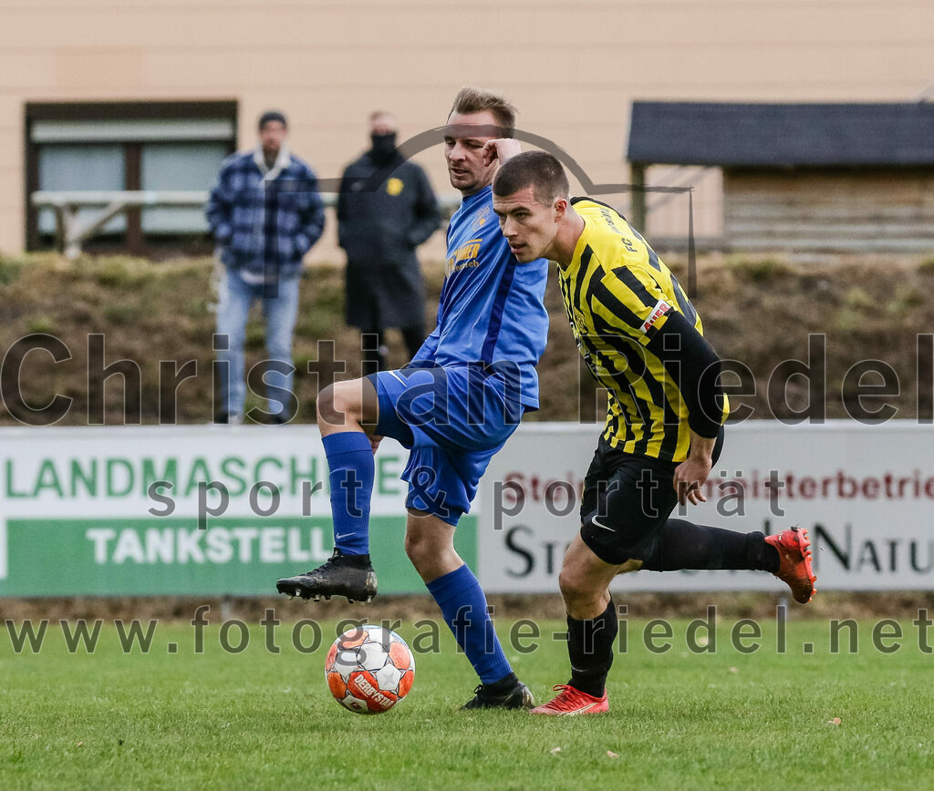 2023-11-11_017_FC_Moosinning_gegen_TSV_Peterskirchen | Moosinning, Deutschland, 11.11.2023:
Fußball, Bezirksliga Oberbayern Ost 2023 / 2024, 17. Spieltag, FC Moosinning gegen TSV Peterskirchen, Endergebnis: 5:0

Daniel Ortner (TSV Peterskirchen, #15), Fabian Ulitzka (FC Moosinning, #23)

Foto: Christian Riedel / fotografie-riedel.net