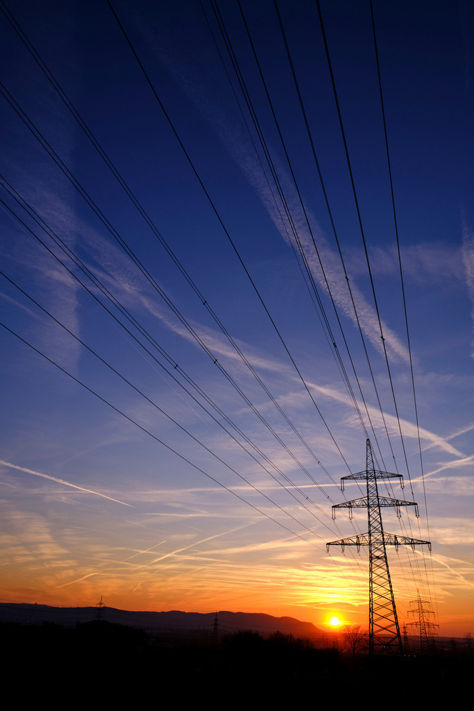 Landschaft mit Stromleitung im Abendrot | Enzersfeld, Austria - March 17, 2019: Landschaft mit Stromleitung im Abendrot. - Realisiert mit Pictrs.com