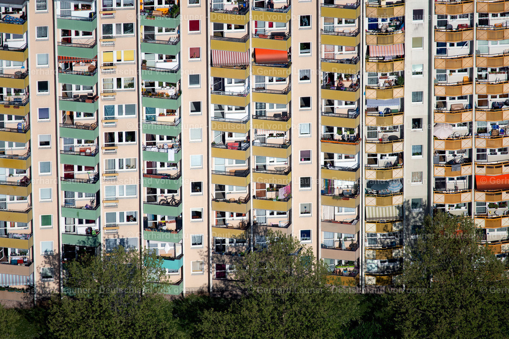 4025808 | ERFURT 06.05.2020 Balkon- und Fenster- Fassade an der Plattenbau- Hochhaus- Wohnsiedlung an der Friedrich-Engels-Straße im Ortsteil Johannesplatz in Erfurt im Bundesland Thüringen, Deutschland. // Balconies and windows Facade of the high-rise residential development on Friedrich-Engels-Strasse in the district Johannesplatz in Erfurt in the state Thuringia, Germany. Foto: Gerhard Launer