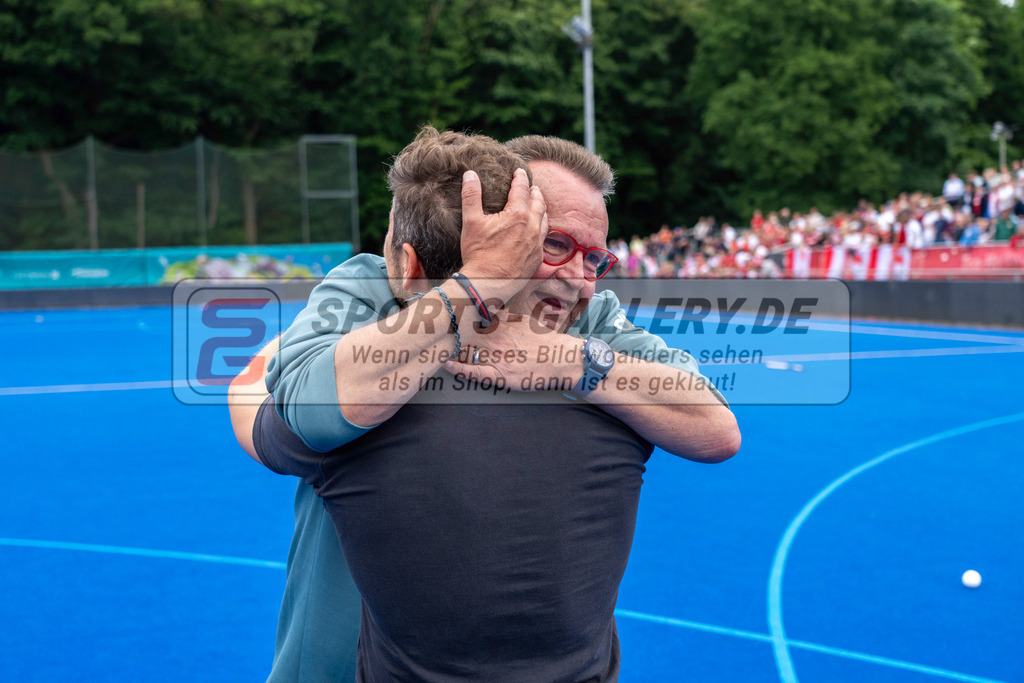 Final4_20250601-1518-HK108768 | Krefeld, Deutschland, 01.06.2025:  Feldhockey Final4 2025 – „Deutsche Feldhockey-Meisterschaften 2025“ Crefelder HTC - Rot-Weiss Köln (Finale Herren) im Gerd-Wellen-Hockeyanlage am 01.06.2025 in Krefeld, Deutschland. (Foto von Kramhöller/Fehrmann/Kaste)Krefeld, Germany, 01.06.2025: Feldhockey Final4 2025 – „Deutsche Feldhockey-Meisterschaften 2025“ Harvestehuder HTC - Düsseldorfer HC (Finale Damen) in Gerd-Wellen-Hockeyanlage at 01.06.2025 in Krefeld, Deutschland. (Foto from Kramhöller/Fehrmann/Kaste)