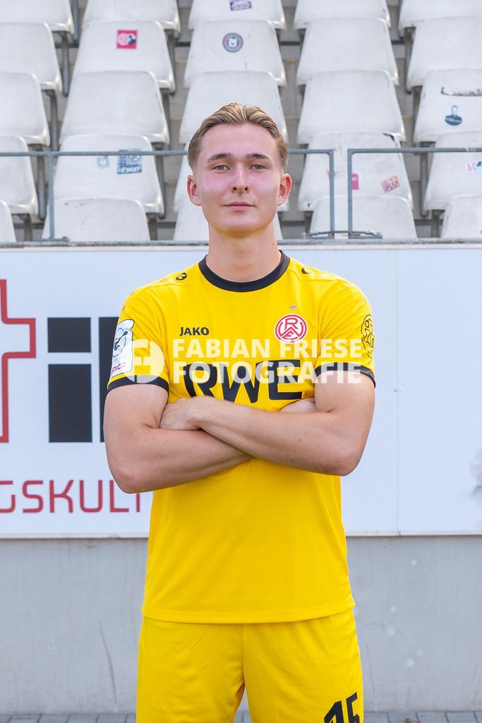 Rot-Weiss Essen; 3. Liga, Portraettermin 2026/2027, Foto: Eibner-Pressefoto/Fabian Friese | Romero Gerres (Rot-Weiss Essen, #45),Rot-Weiss Essen; 3. Liga, Portraettermin 2026/2027, Foto: Eibner-Pressefoto/Fabian Friese - Realisiert mit Pictrs.com