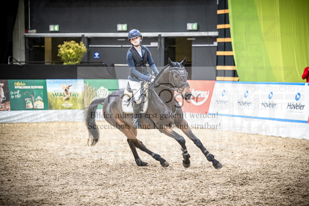 DOS_1934 | Entdecke hochwertige Reitturnierfotos von Foto Oger. Professionell, emotional und authentisch – jetzt Lieblingsmomente im Shop bestellen.Deutschlandweite Turnierfotografie. - Realisiert mit Pictrs.com