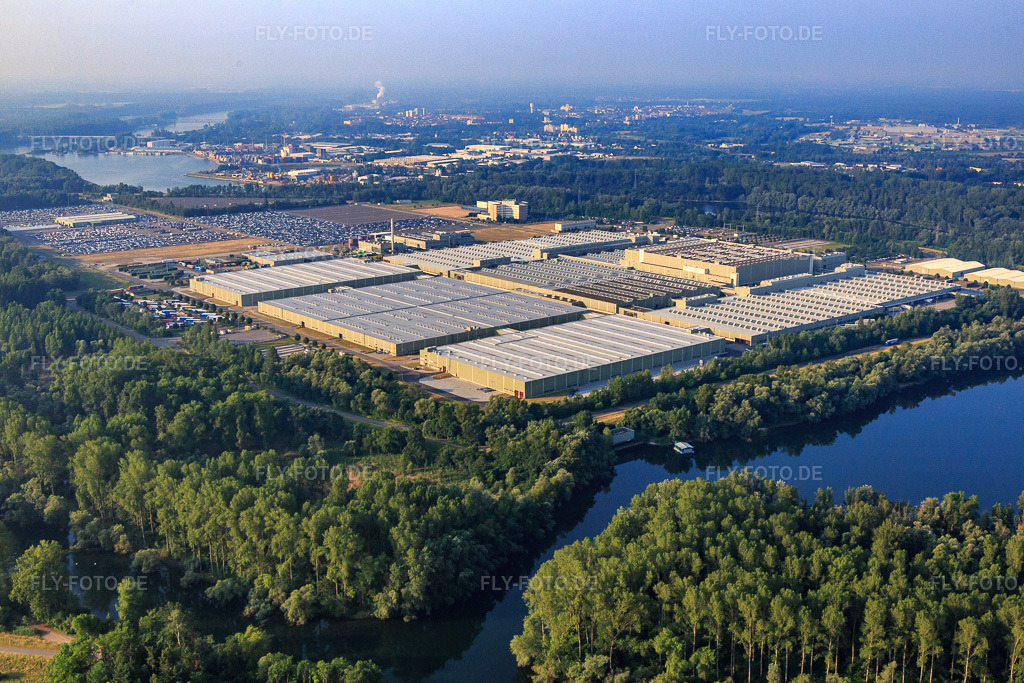 Luftbild: Insel Grün, Daimler AG Global Logistic Center in Germersheim im Bundesland Rheinland-Pfalz in Deutschland. Foto: IMG_080560.jpg vom 12.06.2015 durch Werner Riehm/FLY-FOTO.de
