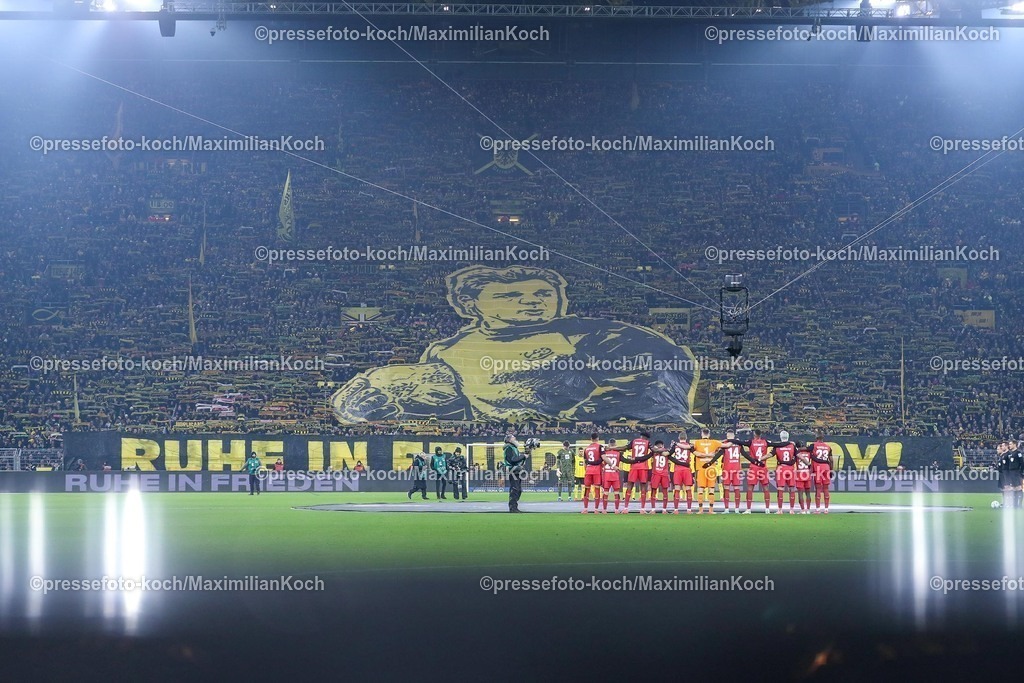 BVB10012501022 | 10.01.2025, Fußball, Borussia Dortmund - Bayer 04 Leverkusen, 1. Fußball Bundesliga, 16. Spieltag, Signal Iduna Park, Saison 2024 2025: Trauerminute vor dem Spiel Trauer um Terry Choreografie Gelbe Wand ChoreoDFB regulations prohibit any use of photographs as image sequences and or quasi-video.