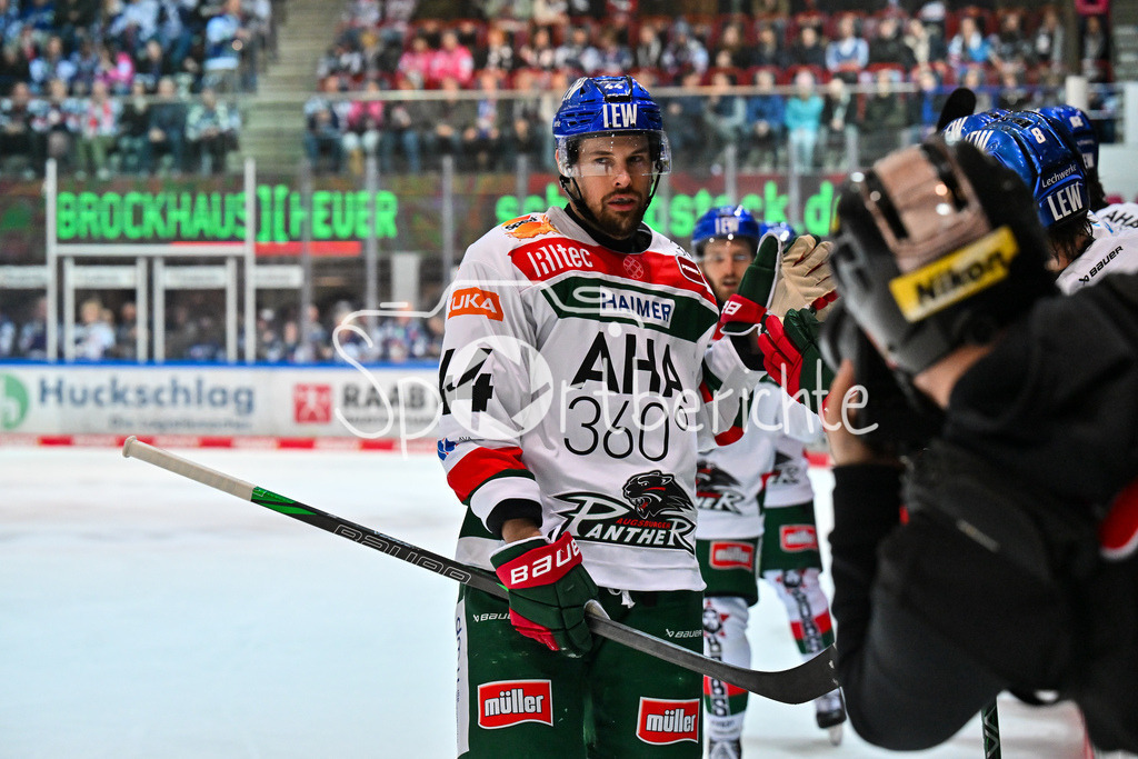 Iserlohn Roosters - Augsburger Panther | Jubel der Panther nach dem Treffer zum 1-2 durch Nolan ZAJAC (Augsburger Panther #44) / Tor / Torschuetze / Freude / Happy / DEL: Iserlohn Roosters - Augsburger Panther, Eissporthalle Iserlohn am 07.03.2025