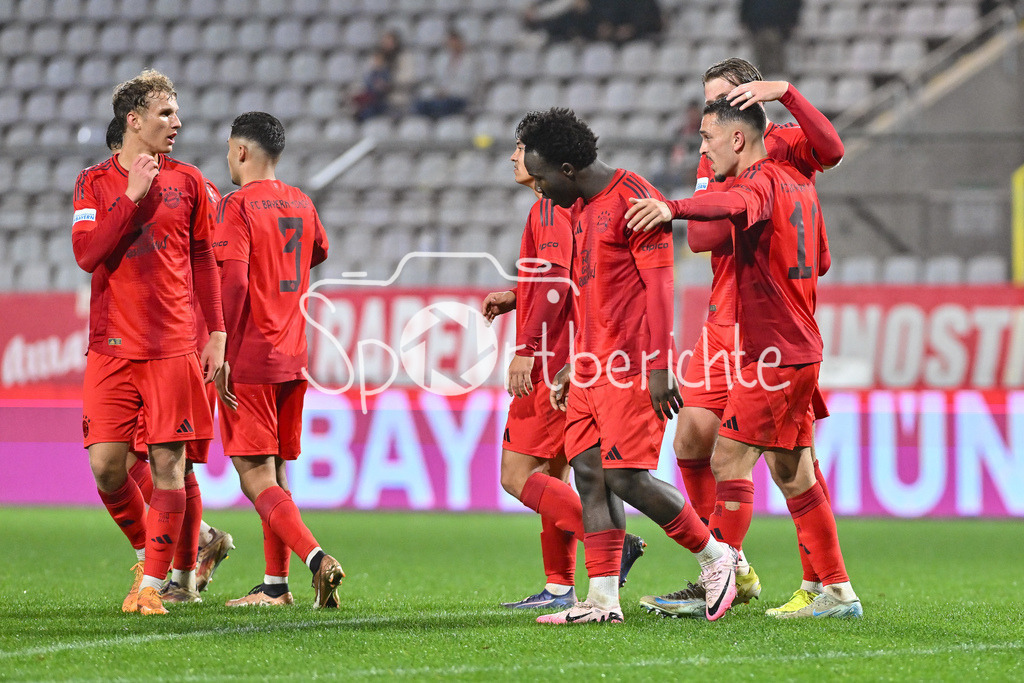 FC Bayern Amateure - FV Illertissen | Jubel der Hausherren nach dem Treffer zum 2-1 durch Arijon IBRAHIMOVIC (FC Bayern München II #10) / Freude / Happy / Tor / Torschuetze
