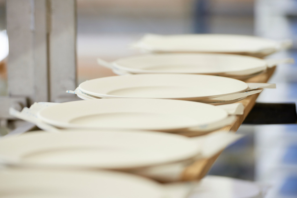 Wiener Porzellanmanufaktur Augarten | Wien, Austria - July 17, 2017: Wiener Porzellanmanufaktur Augarten, Rohe Porzellanteller  im Regal. - Realisiert mit Pictrs.com