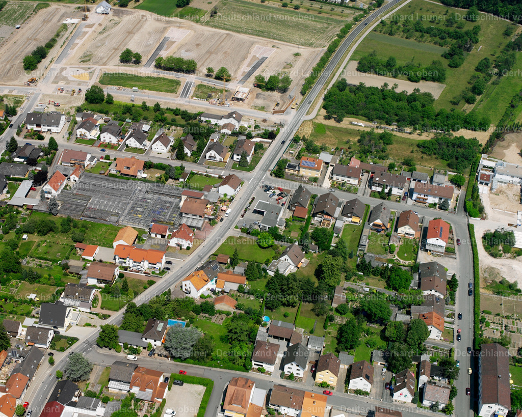 2636175 | PHILIPPSBURG 22.06.2006 Baustellen zum Neubau- Wohngebiet einer Einfamilienhaus- Siedlung an der Straße Zum Hollergrund im Ortsteil Rheinsheim in Philippsburg im Bundesland Baden-Württemberg, Deutschland. // Construction sites for new construction residential area of detached housing estate on street Zum Hollergrund in the district Rheinsheim in Philippsburg in the state Baden-Wuerttemberg, Germany. Foto: Gerhard Launer