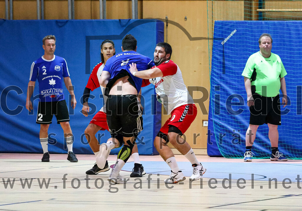 2022-10-08_037_SpVgg_Altenerding_gegen_ASV_Dachau | Erding, Deutschland, 08.10.2022:
Handball, Bezirksoberliga Männer 2022 / 2023, 4. Spieltag, SpVgg Altenerding gegen ASV Dachau, Endergebnis: 23:23

Felix Eckstein (ASV Dachau, #8), Christian Loris (SpVgg Altenerding, #10)

Foto: Christian Riedel / fotografie-riedel.net