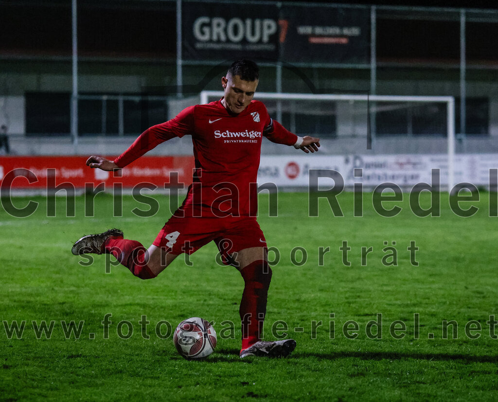 2024-03-28_033_FC_Schwaig_gegen_VfB_Forstinning | Oberding, Deutschland, 28.03.2024:
Fußball, Landesliga Südost 2023 / 2024, 27. Spieltag, FC Schwaig gegen VfB Forstinning, Endergebnis: 2:1

Mathias Hirt (VfB Forstinning, #4)

Foto: Christian Riedel / fotografie-riedel.net