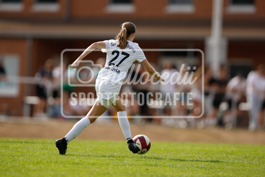 Fußball I Frauen I Westfalenpokal 26-27 I DJK GW Amelsbüren - SSV Rhade  I 18879 | Kira Schwanke (27, DJK GW Amelsbüren) dribbelt mit dem Ball - Realisiert mit Pictrs.com