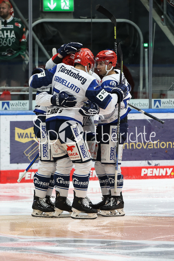 Augsburger Panther - Schwenninger Wild Wings | Jubel der Gaseste nach dem Treffer zum 1-2 druch Alexander KARACHUN (SERC #47) / Freude / Tor / Torjubel