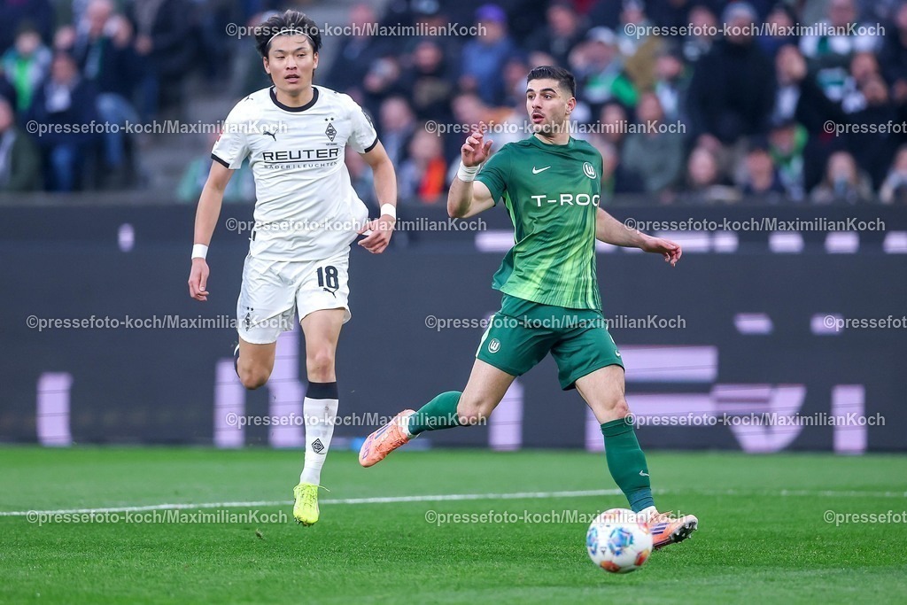 BMG13122502022 | 13.12.2025, Fußball, Borussia Mönchengladbach - VfL Wolfsburg, 1. Fußball Bundesliga, 14.Spieltag, Borussia-Park, Saison 2025 2026: Shuto Machino&nbsp;(Borussia Mönchengladbach #18) im Zweikampf gegen  Konstantinos Koulierakis&nbsp;(VfL Wolfsburg #04)  DFB regulations prohibit any use of photographs as image sequences and or quasi-video.