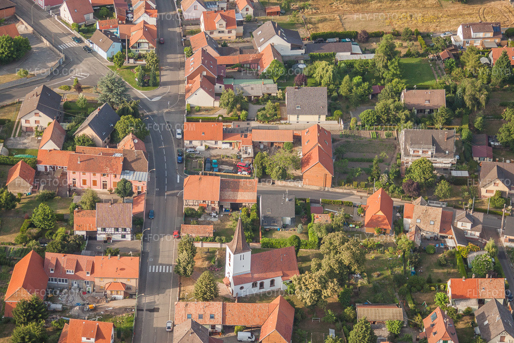 Aerial view: Rue des Peupliers in Bischwiller in the state Bas-Rhin, France. – Photo: IMG_30393.jpg taken on 07/09/2010 by Werner Riehm/FLY-FOTO.com – Resolution of the original: 4752 x 3168 px