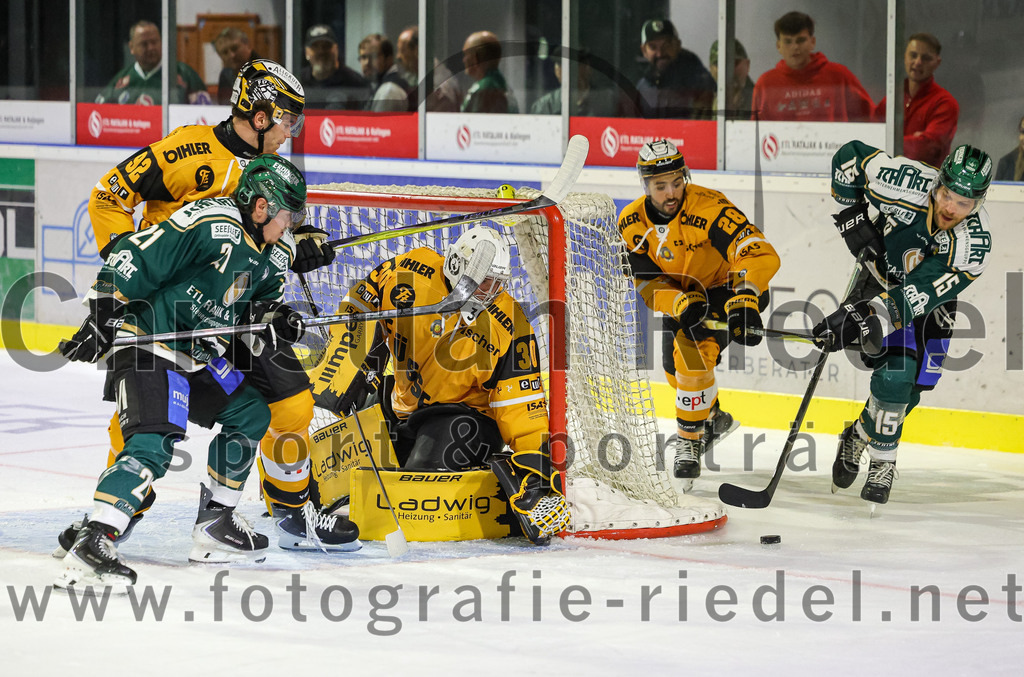 2025-08-22_036_TSV_Erding_gegen_EV_Fuessen | Erding, Deutschland, 22.08.2025:Eishockey, Oberliga Süd 2025 / 2026, Testspiel, TSV Erding gegen EV Füssen, Endergebnis: 1:4Henry Homann (EV Füssen, #92), Erik Modlmayr (Erding Gladiators, #21), Torwart Timotej Pancur (EV Füssen, #30), Nicolas Jentsch (EV Füssen, #28), Elias Maier (Erding Gladiators, #15)Foto: Christian Riedel / fotografie-riedel.net
