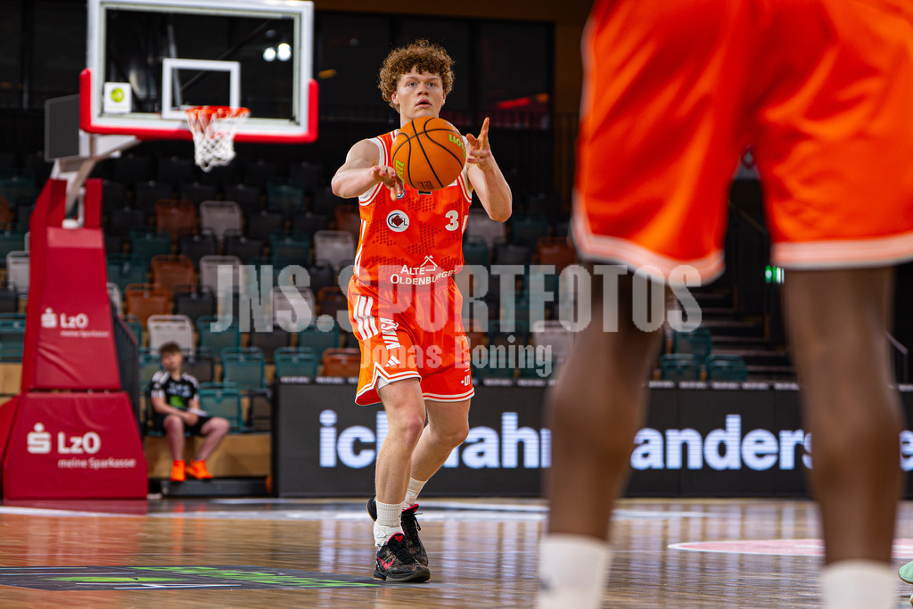 Basketball I Herren I Saison 2025-2026 I ProB Nord I 21. Spieltag I Rasta Vechta II - Iserlohn Kangaroos I 3039 | Tristan Gutersohn (3, RASTA Vechta II) - Realisiert mit Pictrs.com