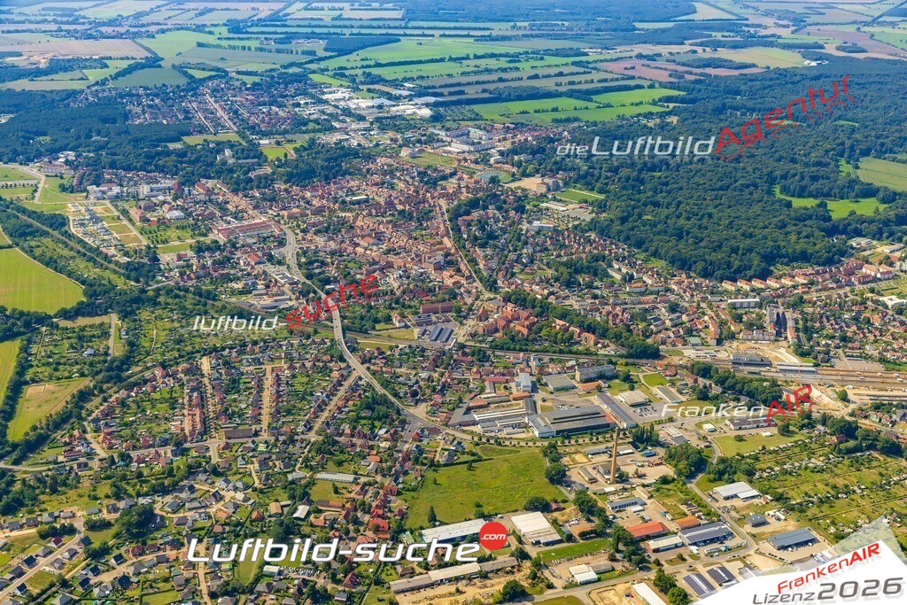 Luftbild der Stadt Ludwigslust - Das Luftbild wurde 2025 vom UL-Flugzeug heraus erstellt ( keine Drohnenaufnahme ) - Hochauflösende Luftaufnahme - für Wandbilder und großformatige Ausdrucke geeignet. Das besondere Geschenk!Hier alle&nbsp;Infos zur Lizenzierung der LuftaufnahmeWir fliegen auch dieses Jahr wieder in Ihre Region um Luftbilder zu erstellen.- Luftbild anfragen